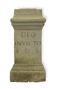 Ara sacra dedicata al dio Mitra, Bergamo via Arena sotto il monastero di S.Grata, II-III sec. d.C.